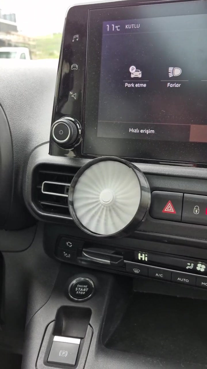 Jet motor pervanesi klima hava akışıyla dönerken — koku yayar